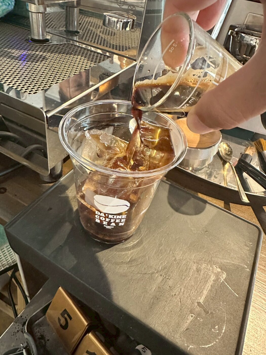 アイスコーヒーを注いでいる様子